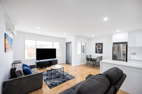 A Private Hideaway With Large Backyard And CarParks - Accommodation Bookings 0