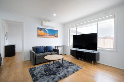 A Private Hideaway With Large Backyard And CarParks - Accommodation Bookings 1