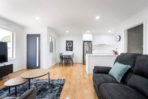 A Private Hideaway With Large Backyard And CarParks - Accommodation Bookings 3