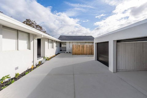 A Private Hideaway With Large Backyard And CarParks - Accommodation Bookings 4
