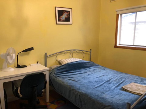 A Single Room Near The Railway Station - Accommodation Bookings 0