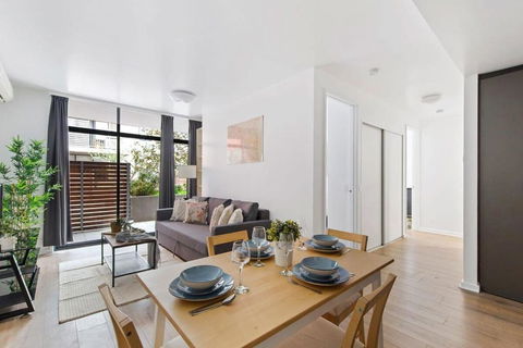 A Spacious 2BR Apt With A Courtyard & FREE Parking - Accommodation Bookings 0