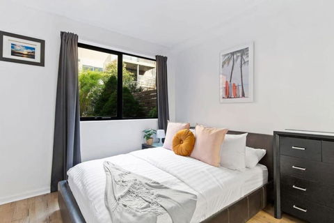 A Spacious 2BR Apt With A Courtyard & FREE Parking - Accommodation Bookings 1
