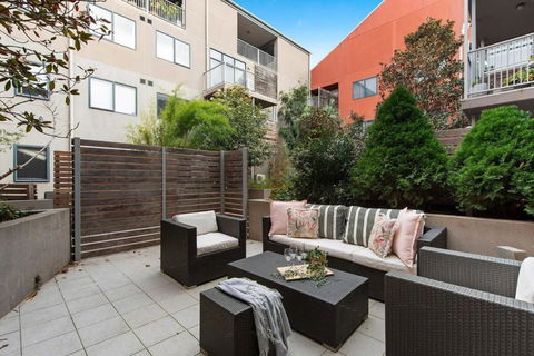 A Spacious 2BR Apt With A Courtyard & FREE Parking - Accommodation Bookings 2