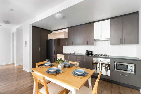 A Spacious 2BR Apt With A Courtyard & FREE Parking - Accommodation Bookings 3