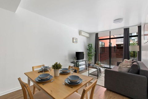 A Spacious 2BR Apt With A Courtyard & FREE Parking - Accommodation Bookings 4
