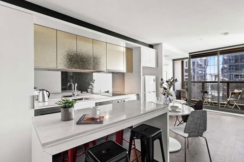 A Stylish 2BR Apt Next To Southern Cross With City Views - Accommodation Bookings 2
