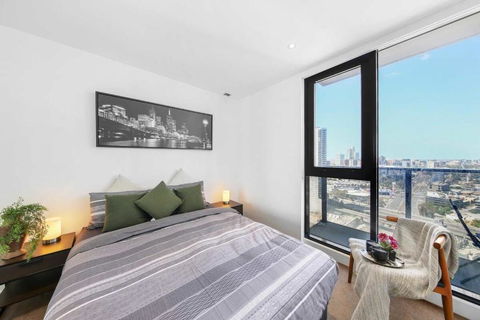 A Stylish 2BR Apt With City Views In Southbank - Accommodation Bookings 2