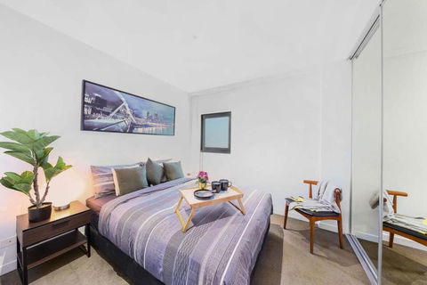 A Stylish 2BR Apt With City Views In Southbank - Accommodation Bookings 4