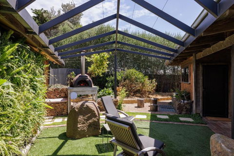 A Stylish And Unique Retreat At Surf Beach - Accommodation Bookings 0