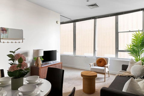 A Stylish & Central 2BR Apt Near Flinders Station - Accommodation Bookings 2