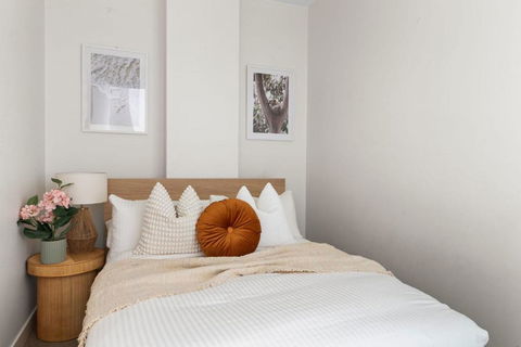 A Stylish & Central 2BR Apt Near Flinders Station - Accommodation Bookings 3
