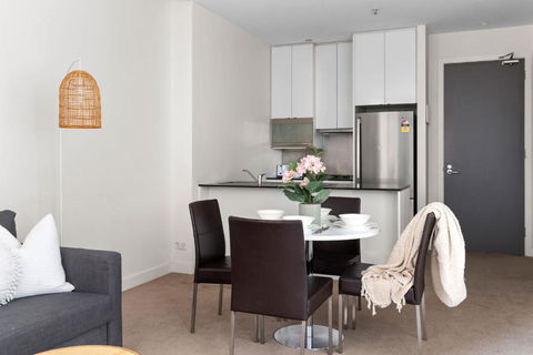 A Stylish & Central 2BR Apt Near Flinders Station - Accommodation Bookings 4