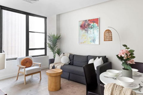 A Stylish & Central 2BR Apt Near Flinders Station - Accommodation Bookings 1