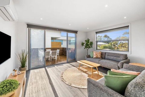 A Wave From It All Ocean Glimpse Central Torquay - Accommodation Bookings 0