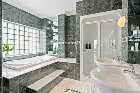 Absolute Bay Frontage With Open Fire And Spa Bath - Accommodation Bookings 3
