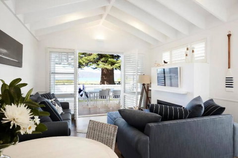 Absolute Beach Front House Panoramic Views - Accommodation Bookings 4