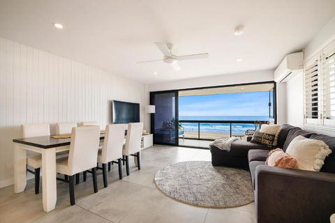 Absolute Beach Front Renovated 3 Bdrm 2 Bath App - Accommodation Bookings 4