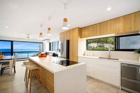 Absolute Beach Front Renovated 3 Bdrm 2 Bath App - Accommodation Bookings 2
