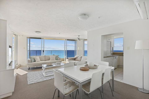 Absolute Beachfront Apartment - Accommodation Bookings 3