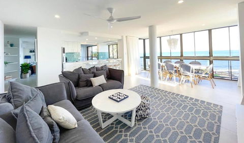 Absolute Beachfront Bliss On Kings Beach - Accommodation Bookings 2