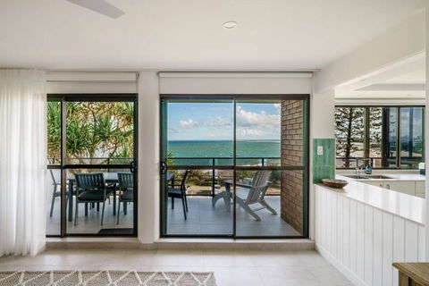 Absolute Beachfront Bliss On Kings Beach - Accommodation Bookings 4