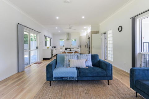Absolute Beachfront Family Home - Cooya - Accommodation Bookings 4
