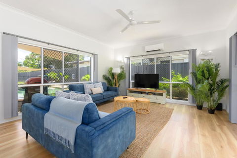 Absolute Beachfront Family Home - Cooya - Accommodation Bookings 3