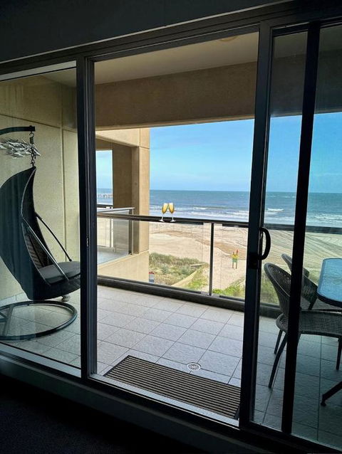 Absolute Beachfront At The Pier Glenelg - Accommodation Bookings 0