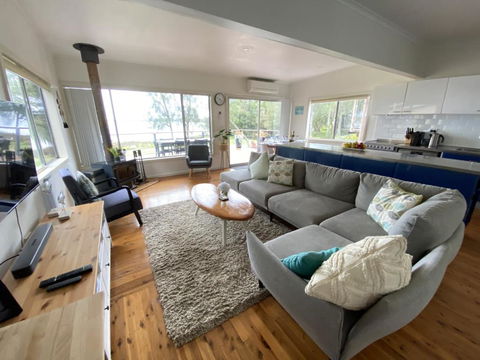 Absolute Lakefront House - Enjoy The Sunrise - Accommodation Bookings 2