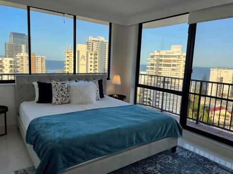 ABSOLUTE Riverfront 2br Apt, Views From Every Room - Accommodation Bookings 2