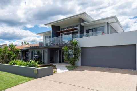 Absolute Waterfront, Amazing Views, Maloneys Beach - Accommodation Bookings 0