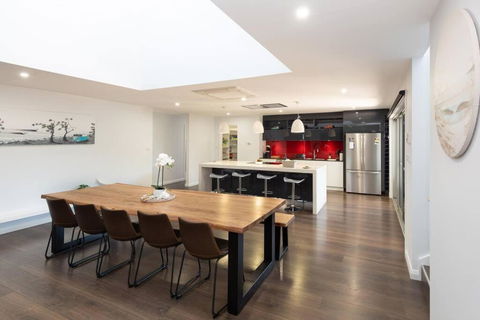 Absolute Waterfront, Amazing Views, Maloneys Beach - Accommodation Bookings 3