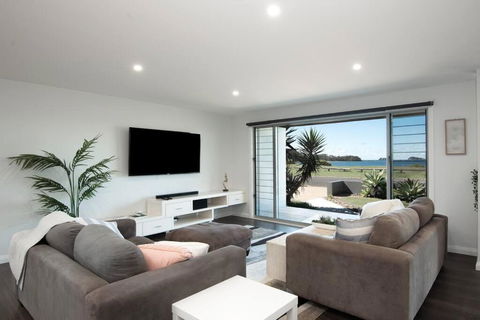 Absolute Waterfront, Amazing Views, Maloneys Beach - Accommodation Bookings 1