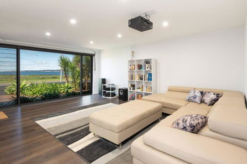 Absolute Waterfront, Amazing Views, Maloneys Beach - Accommodation Bookings 2