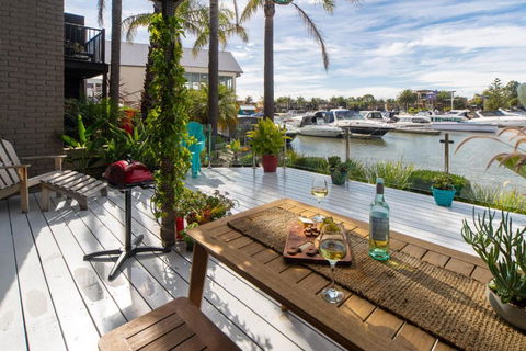 Absolute Waterfront Marina Views - Accommodation Bookings 4