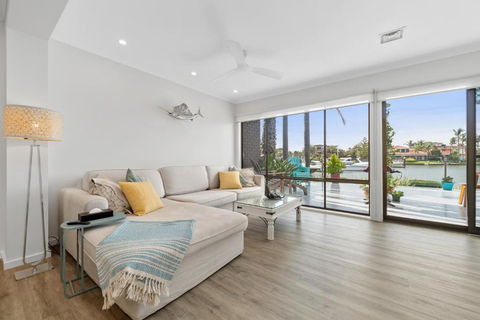 Absolute Waterfront Marina Views - Accommodation Bookings 1