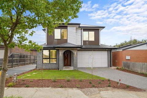 Absolutely Stunning Newly Built Burwood Townhouse - Accommodation Bookings 0
