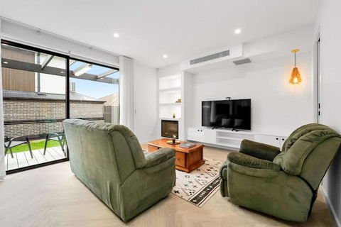 Absolutely Stunning Newly Built Burwood Townhouse - Accommodation Bookings 2