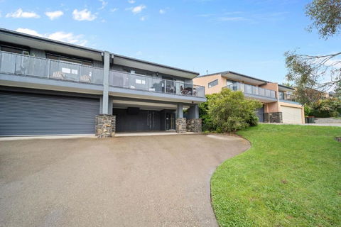 Acacia 2 - Modern 3BR Townhouse L Bath L WiFi L BBQ L Foxtel - Accommodation Bookings 1
