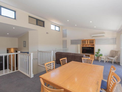 Acacia 4 2 Kirwan Close - Accommodation Bookings 0