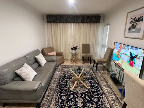 ADELAIDE CBD APARTMENT - 3BR, 2BATH & CARPARK - Accommodation Bookings 1