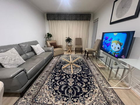 ADELAIDE CBD APARTMENT - 3BR, 2BATH & CARPARK - Accommodation Bookings 3