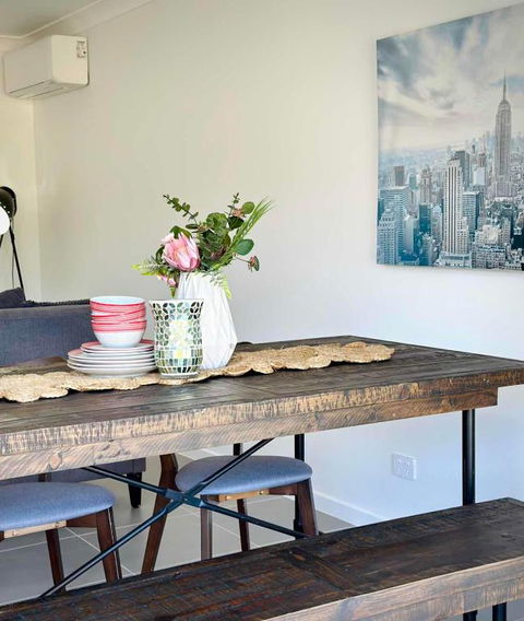 Adorable Modern 4 Br House WiFi & Parking - Accommodation Bookings 1