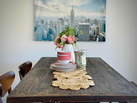 Adorable Modern 4 Br House WiFi & Parking - Accommodation Bookings 2