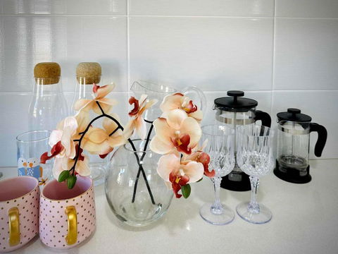 Adorable Modern 4 Br House WiFi & Parking - Accommodation Bookings 4