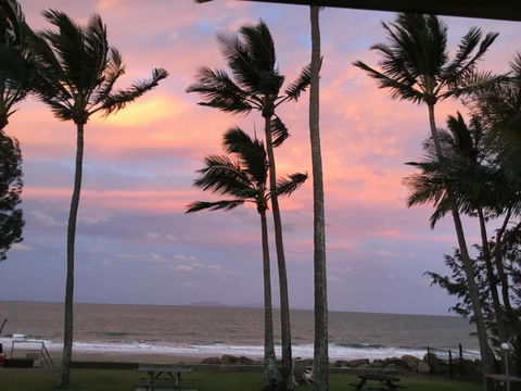 ABSOLUTE BEACH FRONT MACKAY - Blue Pacific - Accommodation Bookings 4