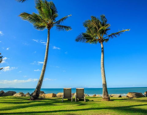 ABSOLUTE BEACH FRONT MACKAY - Blue Pacific - Accommodation Bookings 0