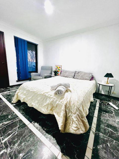 Affordable Beautiful Queen Bedroom Near City Swan River Fremantle University - Accommodation Bookings 0