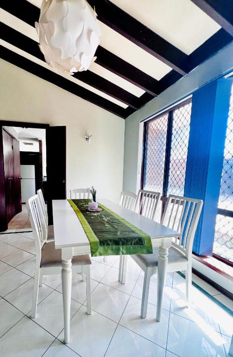 Affordable Beautiful Queen Bedroom Near City Swan River Fremantle University - Accommodation Bookings 3
